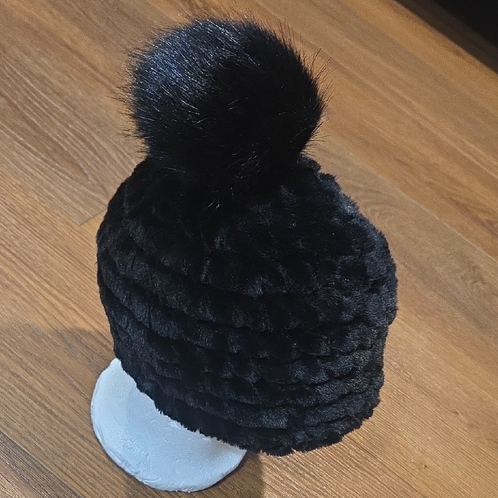 CALVIN KLEIN BLACK FAUX FUR WINTER POM POM BEANIE... #7789